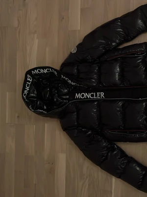 Svart Moncler dunjacka med huva - Moncler jacka som inte använts så jätte mycket priset kan diskuteras.