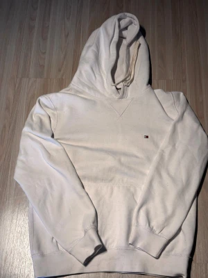 Vit hoodie från Tommy Hilfiger - Hejsan! Säljer denna varma vita hoodie från Tommy Hilfiger. Storlek S. Pris: 199kr