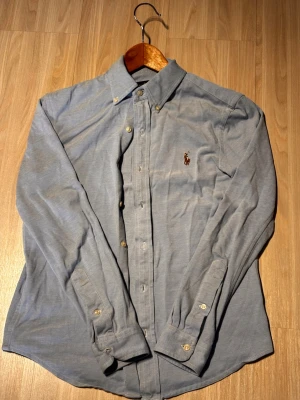 Blå skjorta från Ralph Lauren - Tja! Säljer denna ljusblå skjorta ifrån Ralph Lauren. Storlek S. Pris: 249kr