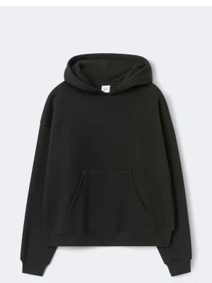 Svart hoodie från gina  - En stilren svart hoodie med stor magficka och ribbade muddar. Hoodien har en klassisk passform och en rymlig huva. Perfekt för en avslappnad look och enkel att matcha med andra plagg. Sparsamt använd ❣️❣️