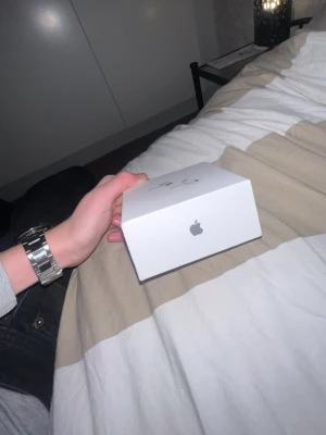 Apple iPhone låda vit - AirPods Pro gen1. Fick 2 st i julklapp så säljer dessa, inte använda och laddare är med.