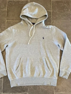 Ralph Lauren Hoodie  - Eftertraktad Ralph Lauren hoodie i storleken M. Riktigt bra skick. Nypris är runt 2200 kr men säljer nu för 849 kr. Hör av dig vid frågor eller funderingar.