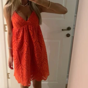 Orange ärmlös sommarklänning - Säljer denna jättefina klänning ifrån H&M som inte säljs längre. Den är oanvänd och i storlek M