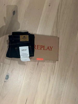 Mörkblå Replay jeans, stretch denim - Säljer ett par mörkblå jeans från Replay i modellen MA972 med snygga kontrastsömmar. Jeansen är tillverkade i stretchig denim (11 oz indigo stretch) för extra komfort och har klassisk femficksdesign. Perfekta för dig som gillar stilrena och tidlösa jeans.