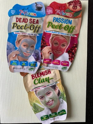 7th Heaven ansiktsmasker peel-off - Säljer tre olika ansiktsmasker från 7th Heaven: Dead Sea Peel-Off (blå), Passion Peel-Off (röd) och Blemish Clay (grön/beige). Maskerna är i smidiga engångsförpackningar och passar normal till kombinerad hud. Perfekt för en uppfräschande hudvårdsrutin.
