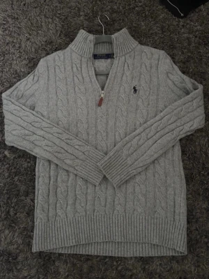 Grå Ralph Lauren half zip  - Jätte snygg grå Ralph Lauren half zip tröja knappt använd! 