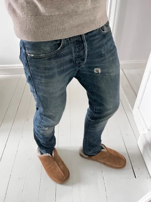 Denim and supply Ralph Lauren jeans  - Denim and supply Ralph Lauren jeans  Inga större defekter förutom ett håll där mobilen brukar slita! Modellen i bilderna är 180 cm 75 kg pch bär Storlek , W31 L32,  Måtten i sista bilden är A: 39 cm B 96 :, Kom med frågor! 