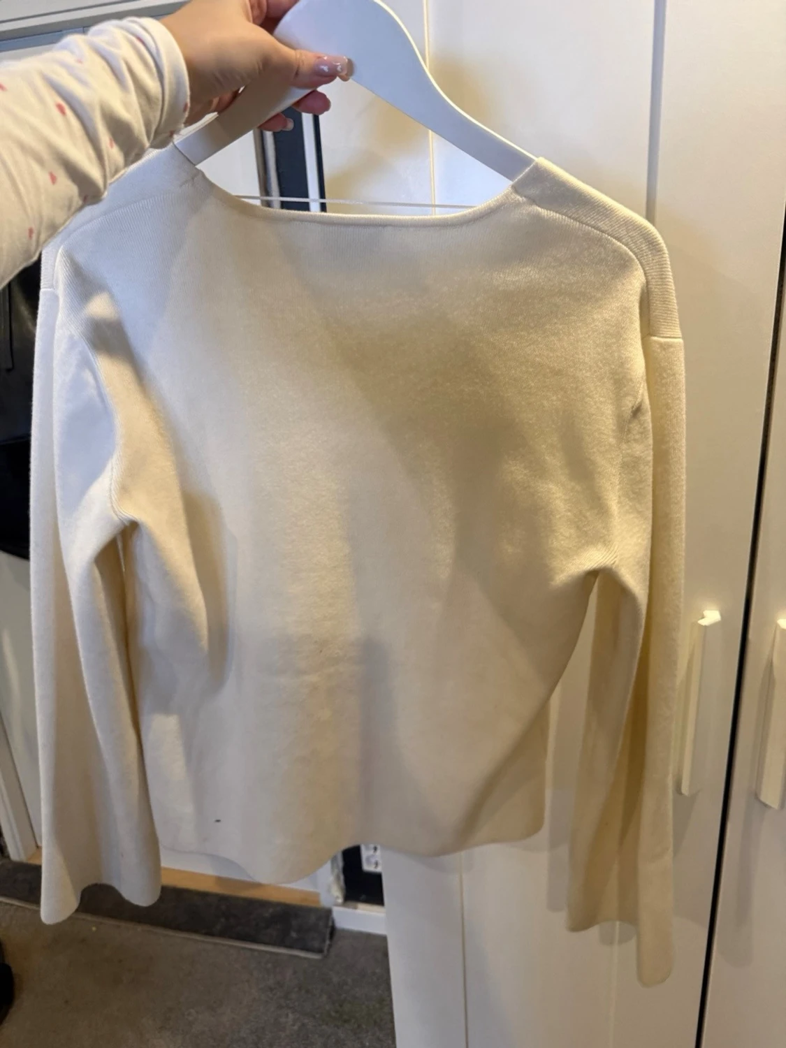 Vit kofta med v-ringning och knappar - 1