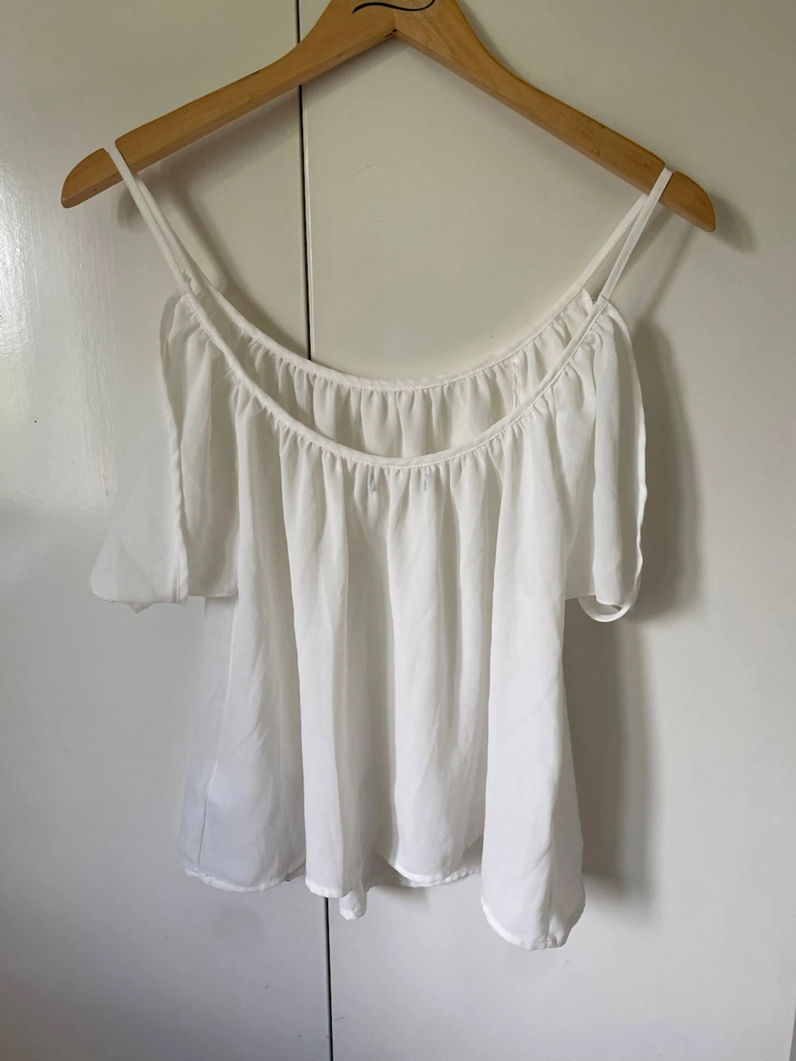 Vit off shoulder topp med volang - 1