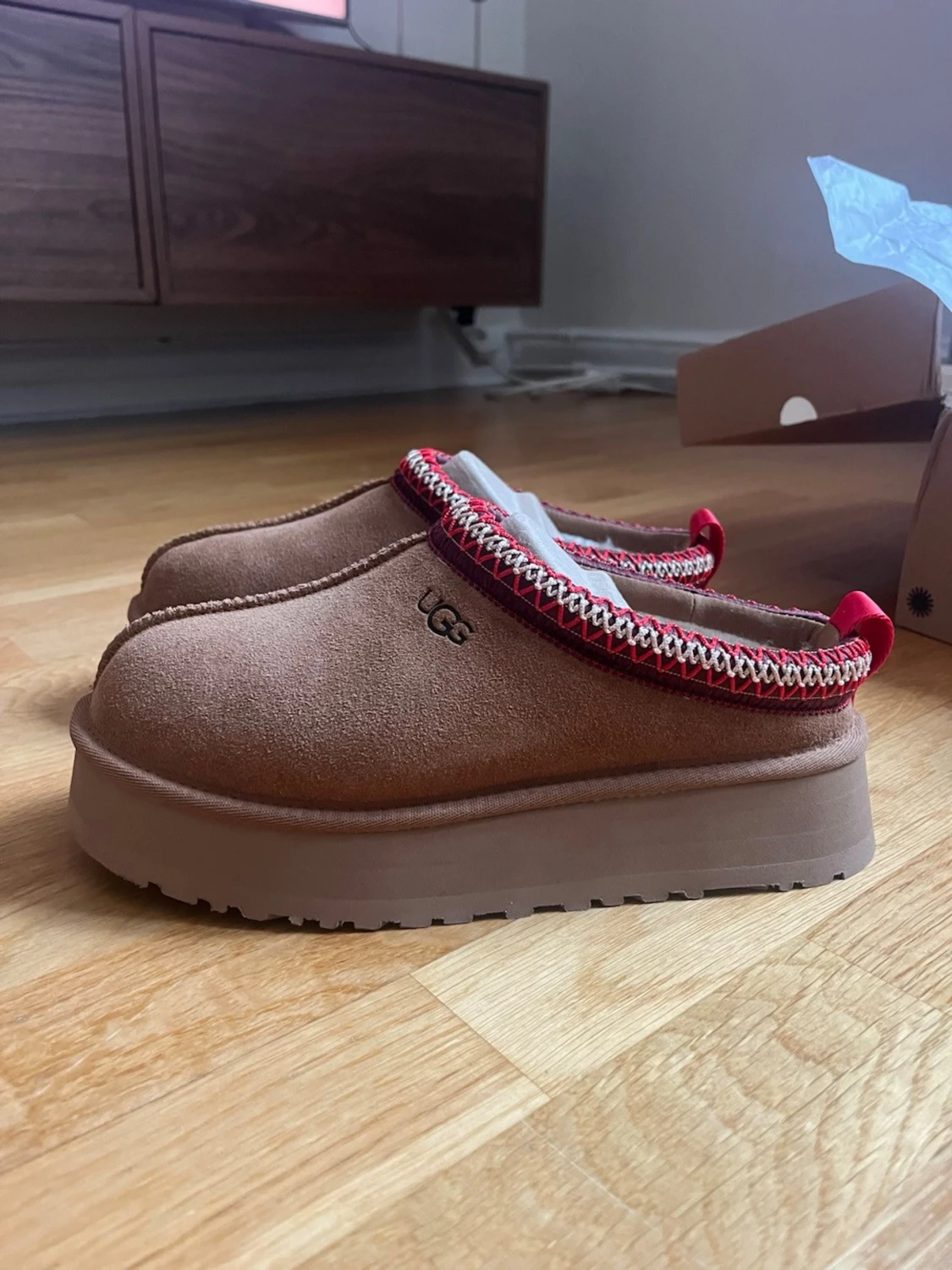 Bruna UGG tofflor med röd kant - 1
