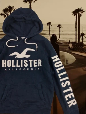 Hollister hoodie i unik model Stor S - Fräsch Hollister hoodie i prima skick inga defekter alls skriv gärna om du undra något eller vill ha mått! Är S i storlek men än stor S typ mitt emellan S och M