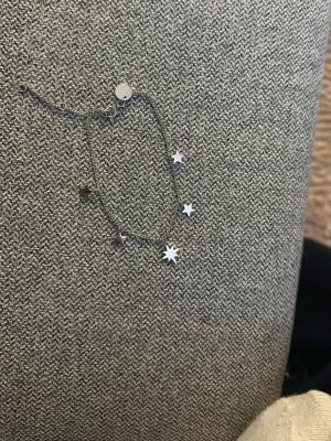 Armband med 5 stjärnor från rosefield  - Snyggt armband med 4 små stjärnor och en stor stjärna i mitten som sitter tätt på en silver kedja.Perfekt för att ge din outfit en elegant touch. Aldrig använt i äkta silver