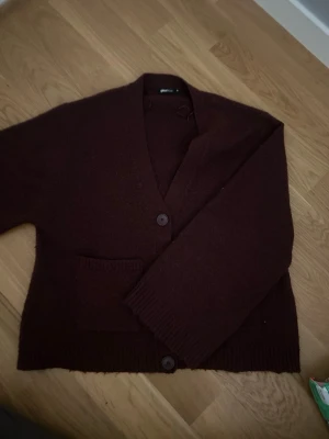 Vinröd kofta med knappar - Vinröd kofta från Gina Tricot. Har använts helt okej mycket men använder den inte längre därför säljer jag. Inget fel på koftan 