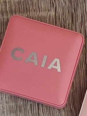 CAIA Matte Blush Cake Pop - Matt rouge från CAIA i nyansen Cake Pop. Kommer i en snygg, fyrkantig rosa dosa med silvrig logga. Vegansk produkt tillverkad i Italien. Perfekt för att ge kinderna en naturlig färg och fräschör.