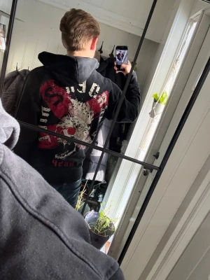 Gasp ziphoodie  - Säljer en gasp zip hoodie med ett unikt tryck bak, sitter väldigt bra och funkar lika bra i vardagen som på gymmet.