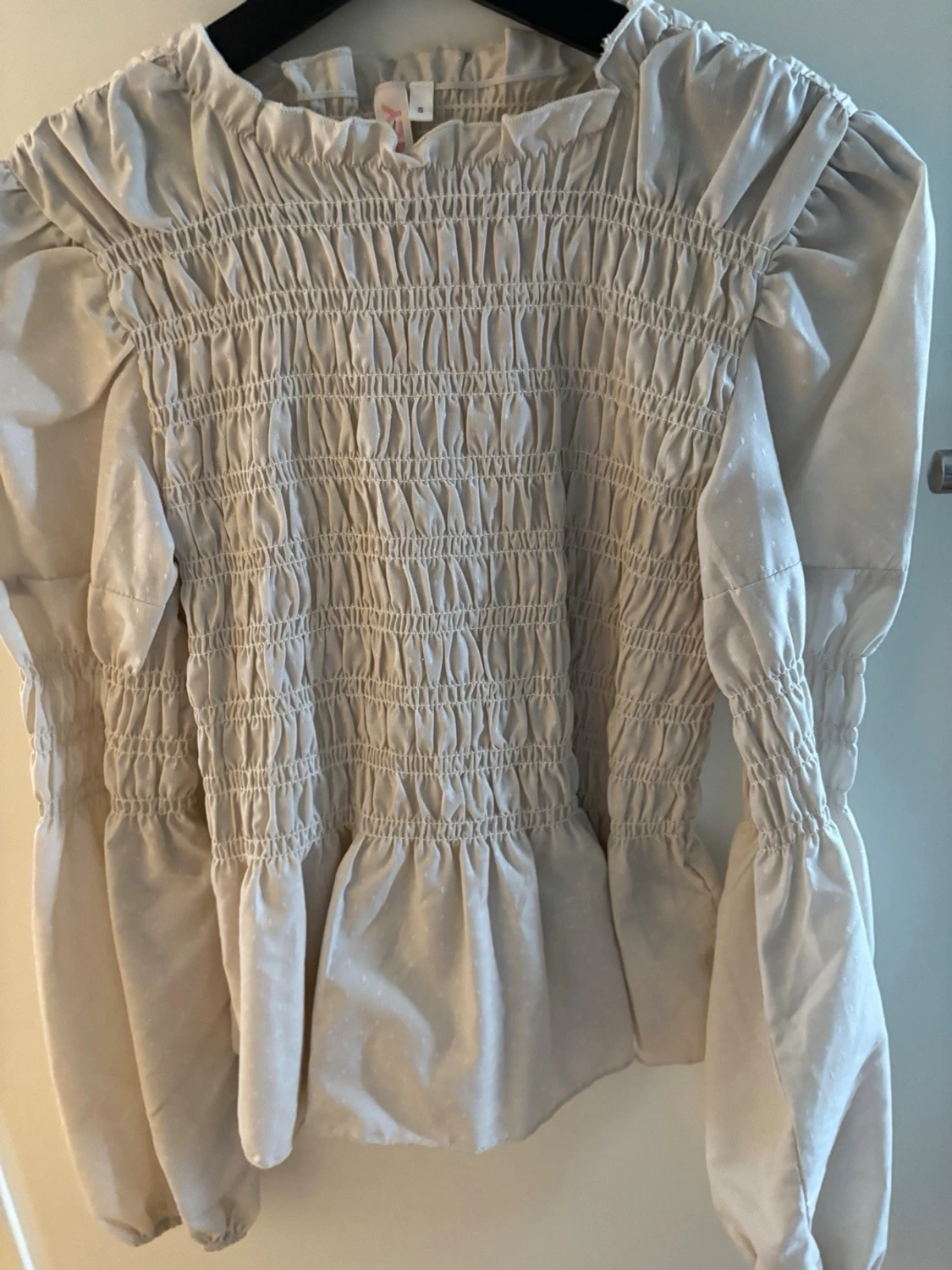 Beige smockad blus från Only