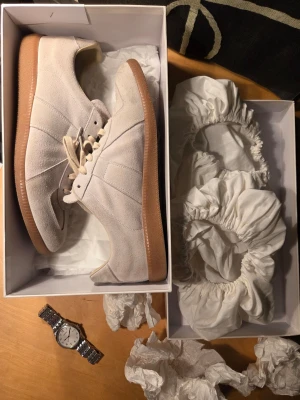 Maison Margiela GATS👟🛸 - Feta Maison Margiela GATS i vit/ljusgrå skön kalvlädermocka. Har inte en enda outfit som dessa inte passar till🤯. Box, dustbags o formpapper från när de var nya tillkommer.  ⚡️Vid snabb affär kan även vit mockaborste fås med✨️