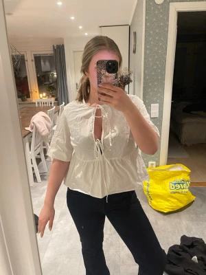 Blus med rosettsnörning - Superfin