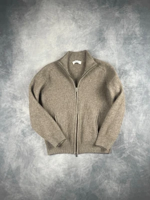 Gran Sasso Stickad Full Zip - Skick: 9/10, som ny. | Ingår: endast tröjan. | Nypris: +- 5000 SEK. | Storleken är 48 men passar mer 46.