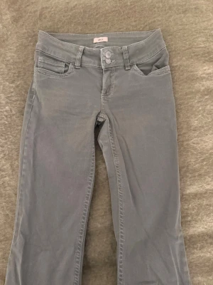 Gröna jeans - Gröna jeans från Nelly i storlek 34 ❣️ Skriv om ni undrar något så svarar jag så fort jag kan!