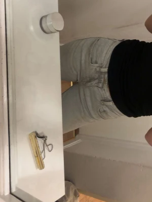 Ljus gråa jeans  - Säljer ett par jätte snygga ljus gråa bootcut jeans från Gina tricot i storlek 36. Jätte skönt material och sitter fint, passar med vad som helst upp till. 