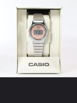 Casio digital klocka silver/rosa  - Stilren digital klocka från Casio med silverfärgad metallarmband och rund urtavla i ljusrosa. Klockan har digital display. Klockan är helt ny och levereras i sin box. 
