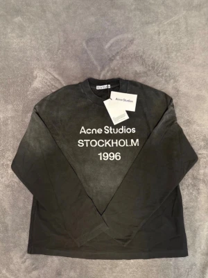 Svart långärmad tröja Acne Studios - Svart långärmad tröja från Acne Studios. Aldrig varit använd endast testad. Säljs billigt pågrund av brist på äkthetsbevis då jag inte vet 100% men är ganska säker ändå 
