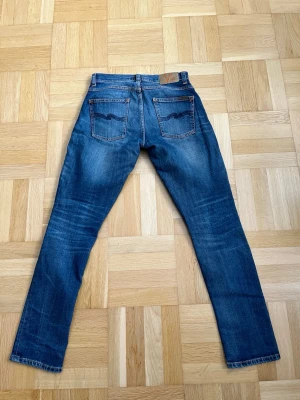 Nudie Jeans Grim Tim - Riktigt stiliga Nudie Jeans i modellen Grim Tim och storlek W29/L32. Dessa har inga defekter överhuvudtaget och är så gott som nya. Vid frågor eller funderingar är det bara att höra av sig! 😁