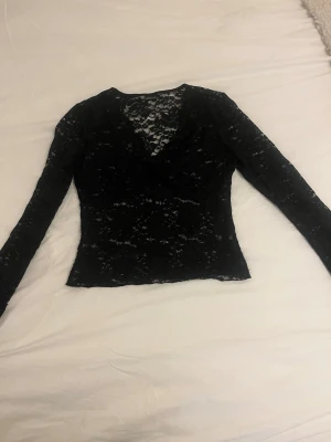 Spets topp gina - Spets topp från gina, storlek S. Sparsamt använd men har ett ihopsytt hål under vänster armhåla, absolut inget som syns på, isåfall kanske om man håller upp armen❣️