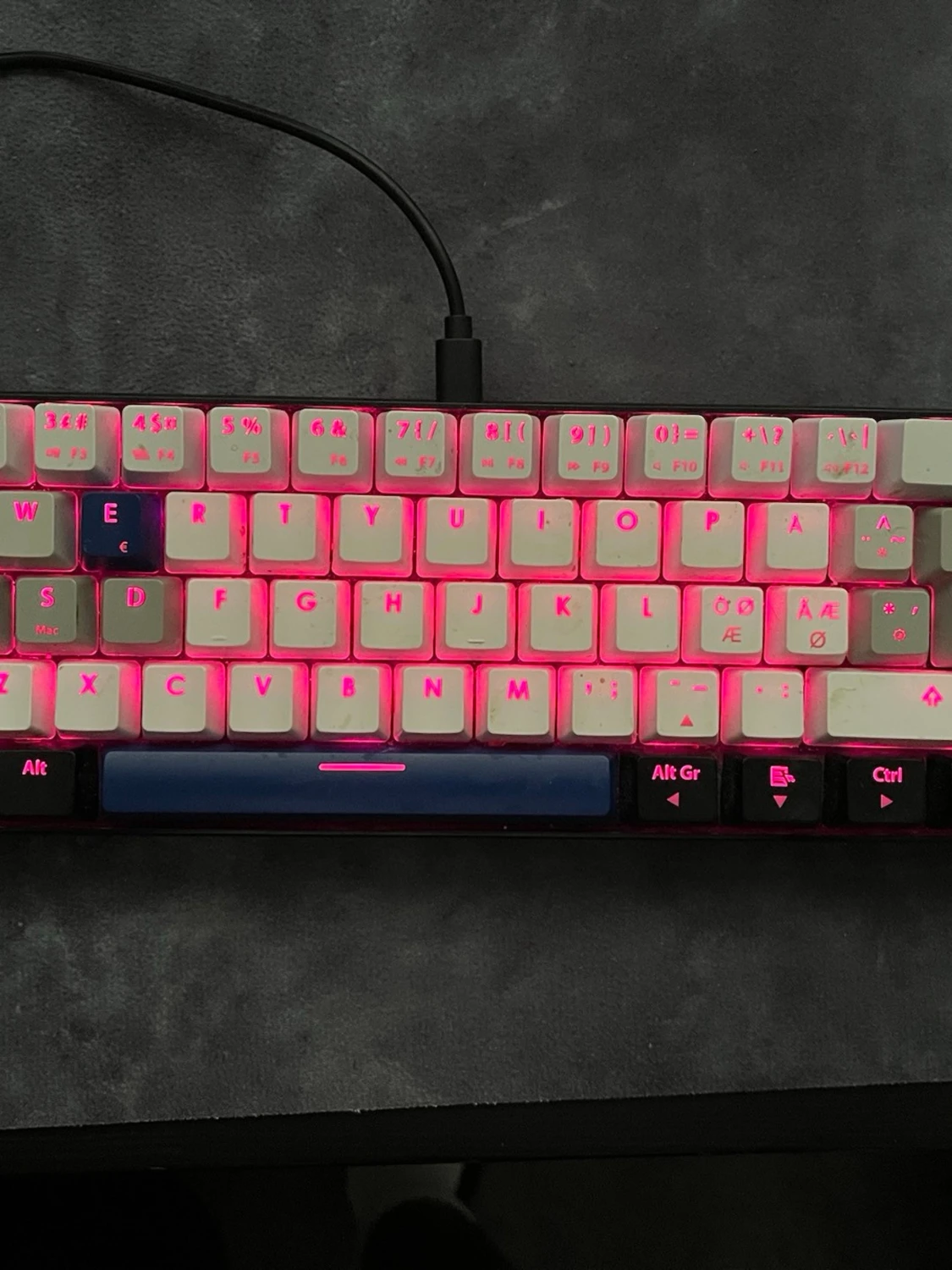 Mekaniskt tangentbord med RGB-belysning - 1