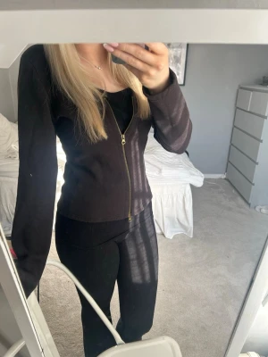 Denim Hunter tröja - Snygg brun ziptröja från Denim Hunter. Tröjan har lång ärm, v-ringad hals och är gjord i ett mjukt bomullsliknande material. Perfekt att slänga över en topp för en enkel och clean look. Även en fin detalj bak till!💖