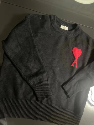 Ami Paris tröja - Säljer en ami Paris tröja som är lite använd men syns knappast att den är använd.                                 Den är i storlek M men kan även passa L                         Skriv för fler bilder eller ifall ni har prisförslag 