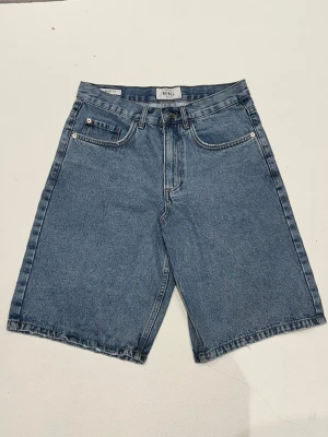Ljusblå Jorts från Redefined Rebel, strl S - Snygga ljusblåa Jorts / jeansshorts🩵 Från Redefined Rebel🩵 Storlek S🩵 Väldigt fint skick då de knappast använts🩵 Säljs då de inte passar🩵  Mått:  Hela längden - 56 cm (bild 4) Benöppning - 29 cm (bild 5) Innerben - 28 cm (bild 6) Midja - 37 cm (bild 7)  Skriv om du har frågor eller prisförslag🥰