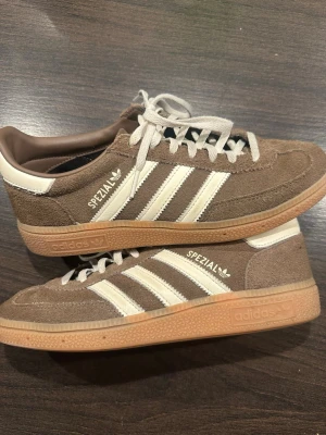 Adidas Spezial bruna sneakers - Säljer ett par Adidas Spezial sneakers i brunt mocka, storlek 38 2/3
