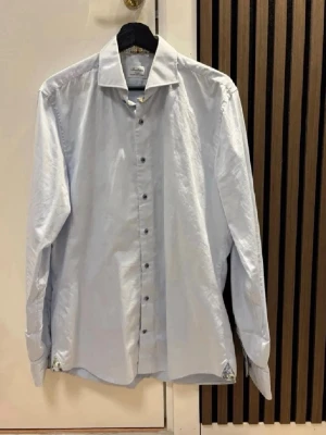 Ljusblå skjorta från Stenströms - Klassisk ljusblå skjorta från Stenströms med lång ärm och knappar framtill. Skjortan har en stilren krage och är tillverkad i mjuk bomull som känns skön mot huden. Perfekt för dig som gillar en clean och tidlös look.Kom dm för eventuella frågor 🧐pris kan alltid diskuteras 😊