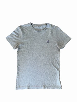 Ralph Lauren t-shirt - Hej! Säljer denna väldigt populära och snygga Ralph Lauren t-shirt | Storlek: se bild 2 | Skicket är bra, inga tydliga tecken på användning | Pris kan diskuteras! | Hör av dig vid intresse eller minsta fundering! | Gratis frakt fram till första mars, passa på! 