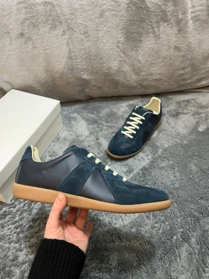 Maison Margiela GATS - navy/mörkblå - Tjena! Säljer nu dessa nya Maison Margiela GATS. Storlek 44, skicket är 10/10 helt nya, endast prövade. Medföljer box, dustbags osv. Vid frågor kontakta gärna! Mvh