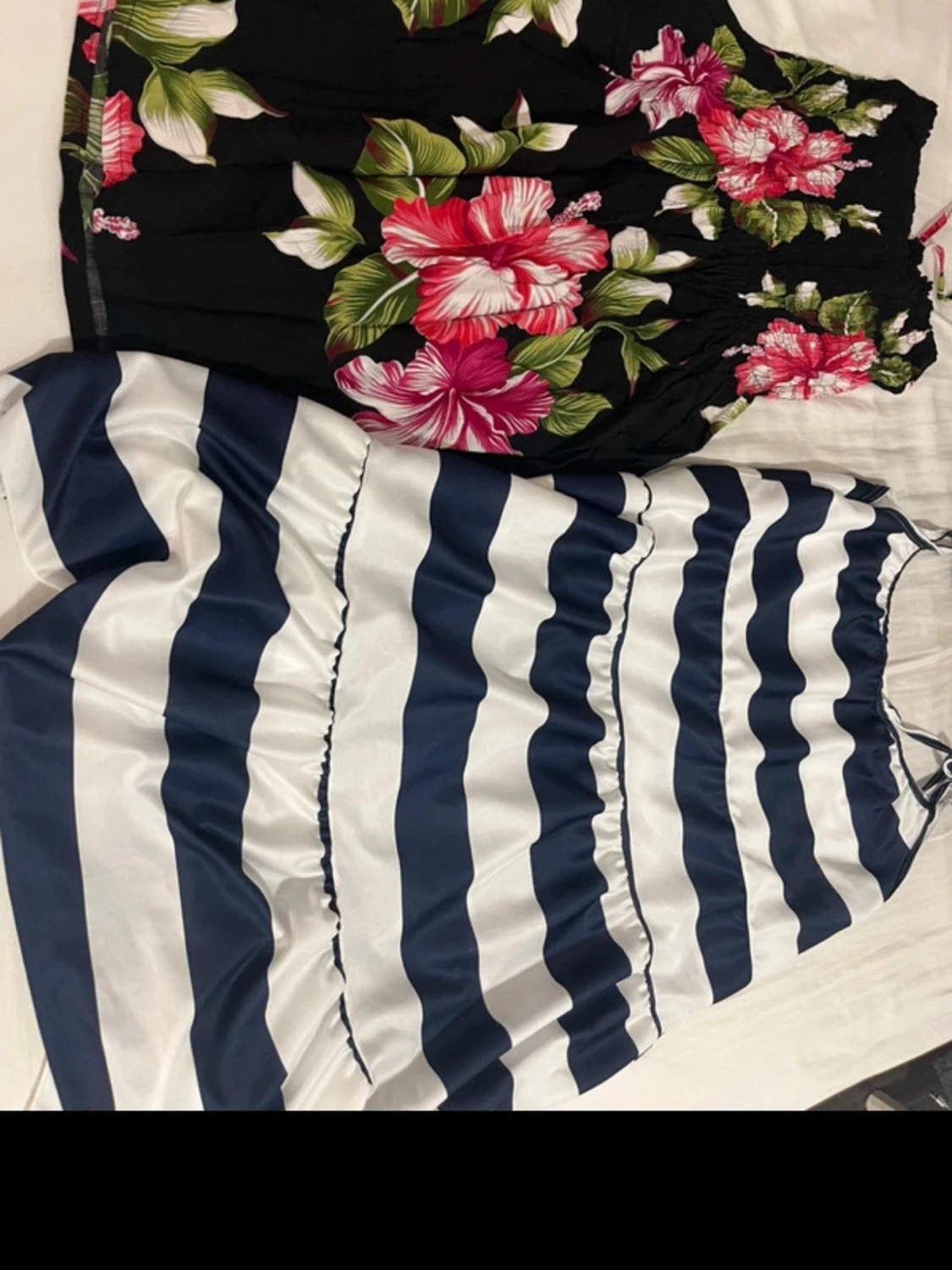 Två somriga klänningar med mönster