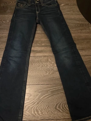 Mörkblå bootcut jeans med kontrastsömmar - Ett par mörkblåa jeans från Gina tricot i storlek 164 som är använda ungefär 2 gånger pga att de va lite för stora
