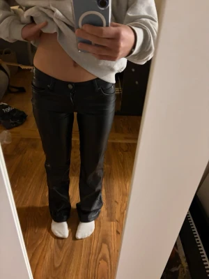 Svarta jeans läder - Säljer ett par svarta jeans som aldrig är andvända