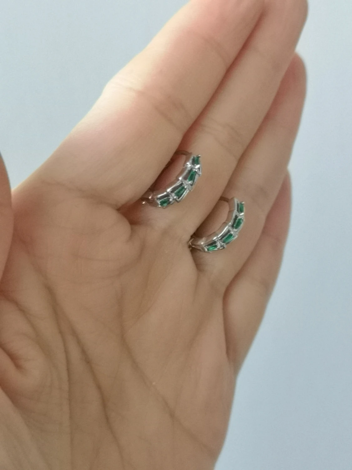 Silverörhängen med gröna stenar - 1