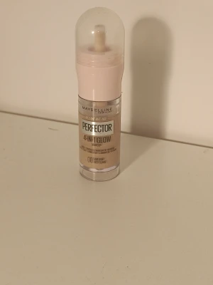 Maybelline Perfector 4-in-1 Glow 00 - Maybelline Instant Anti Age Perfector 4-in-1 Glow i nyansen 00 Fair Light. Multifunktionell foundation som fungerar som primer, concealer, highlighter och BB-cream. Kommer i en smidig plastförpackning med applikator och ger en naturlig glow. 