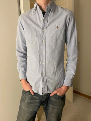 Ljusblå skjorta från Polo Ralph Lauren - Sjukt snygg Polo Ralph Lauren skjorta i bomull med en riktigt najs slimfit. Button down krage. 