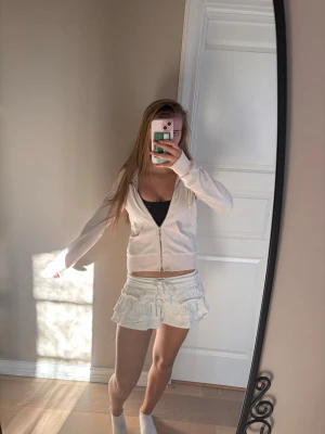 Ljusrosa kofta från odd Molly  - Säljer en ljusrosa hoodie med dragkedja och huva. Hoodien har ribbade muddar och är tillverkad i ett mjukt material som passar perfekt för en avslappnad look. Klassisk design med fickor framtill och en skön passform. Så fin kofta med fina detaljer från odd Molly