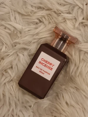 Cherry Incense, 100ml - Cherry Incense från Fragrance World, 80ml. Endast testsprayad. Full presentation.
