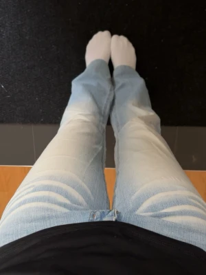 Super snygga jeans - Knappt använda och passformen är jätte bra, Innerbenslängd är 73 cm och midjemåttet är 39🩷🩷men skulle säga att den sitter som en S