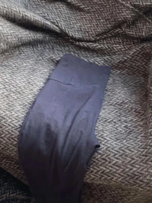 Marinblå yoga pants  - Marinblå yoga pants från Gina tricot, storlek 158-164. Är väldigt mörkblå och mer åt det svarta hållet. Skriv gärna vid funderingar eller fler bilder❤️pris går att diskutera 