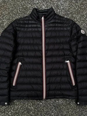 Svart dunjacka från Moncler - Svart färg i toppen skick. Storlek 2 / S. Självklart är jackan äkta. 