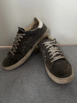 Blåa sneakers från Premiata i mocka - Tja! Säljer nu mina premiata skor. Riktig sjysst och unik sko. Säljer till ett bra pris då dom är lagom använda. Perfekt sko för sommaren!