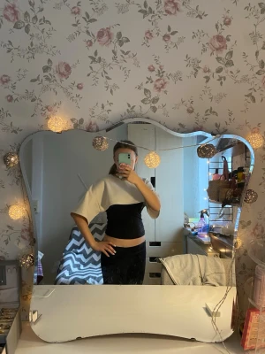 Beige bolerotopp med vida ärmar - Omsydd topp från vero Moda i storlek M/S